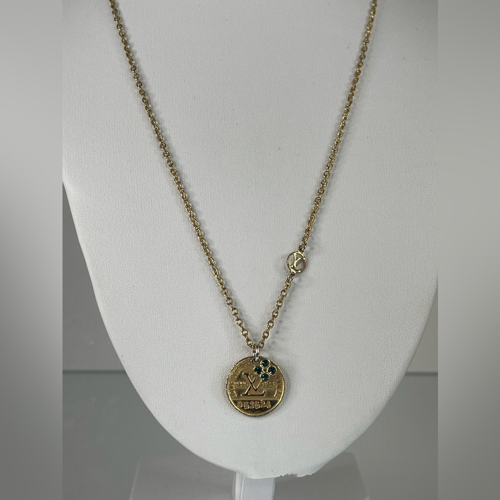Louis Vuitton Collier Medal Miss Windsor Gold Tone Pendant Necklace